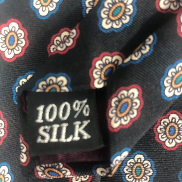 Vintage Wembley Black Floral Geometric Medallion Tie 100% Imported Silk USA Long - Picture 6 of 7